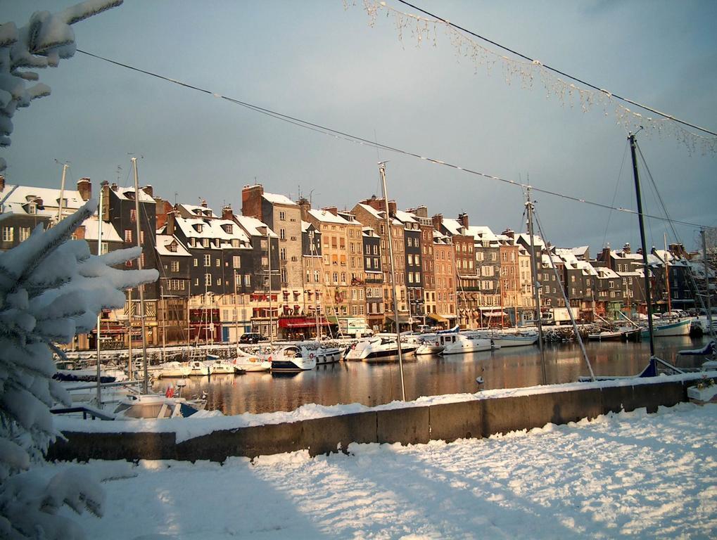 Апартаменты Escapade Au Coeur De Honfleur Avec Parking Prive Et Vue Panoramique Номер фото